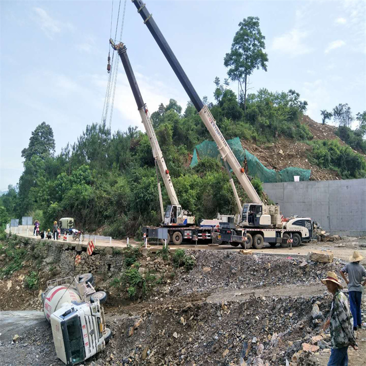 衢州柯城汽车掉沟里叫吊车救援要多少钱